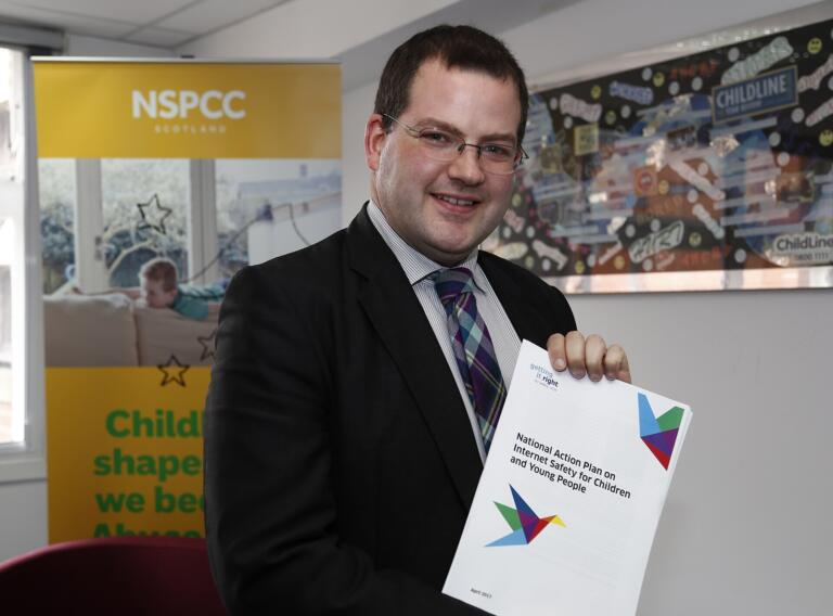 UK Under-16 Social Media Restriction Push Opens Policy Debate